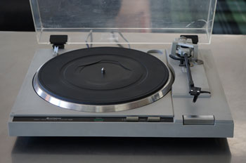 Click for more pictures! Hitachi HT50S Direct Drive Turntable